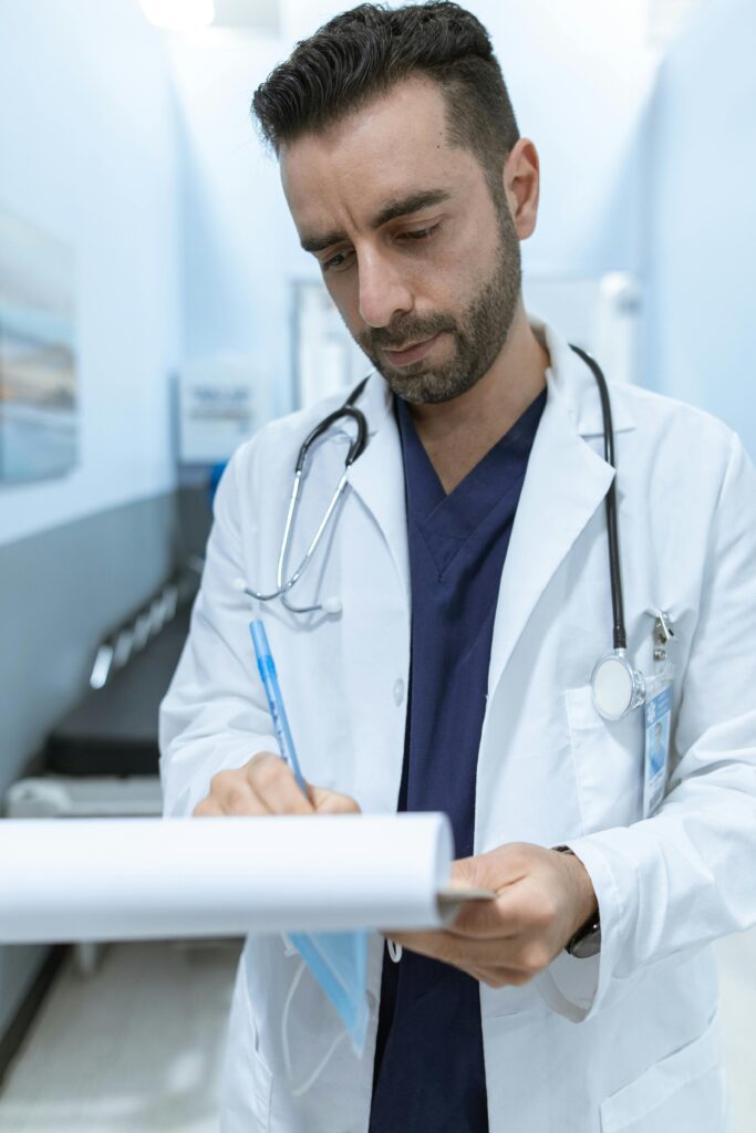 Um medico passando uma medicação