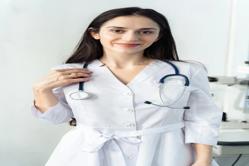 Mulher médica sorrindo com estetoscópio, pronta para avaliação de saúde