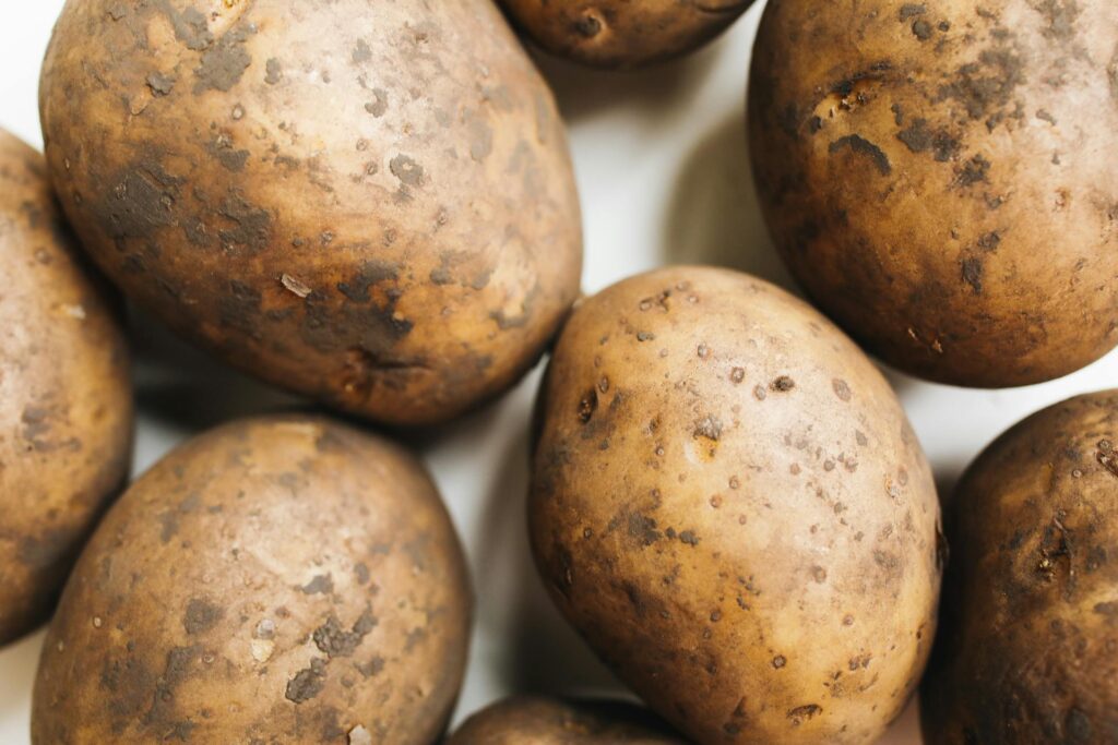 varias batatas doces em cima de uma messa 