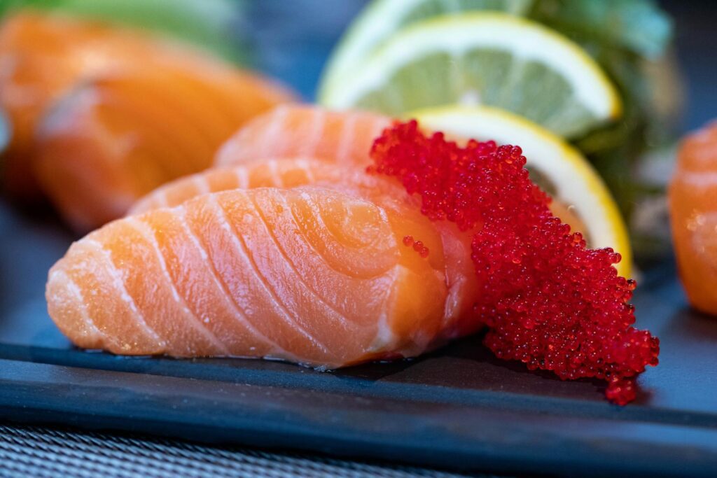 salmão fatiado alimentos saudáveis para emagrecer 