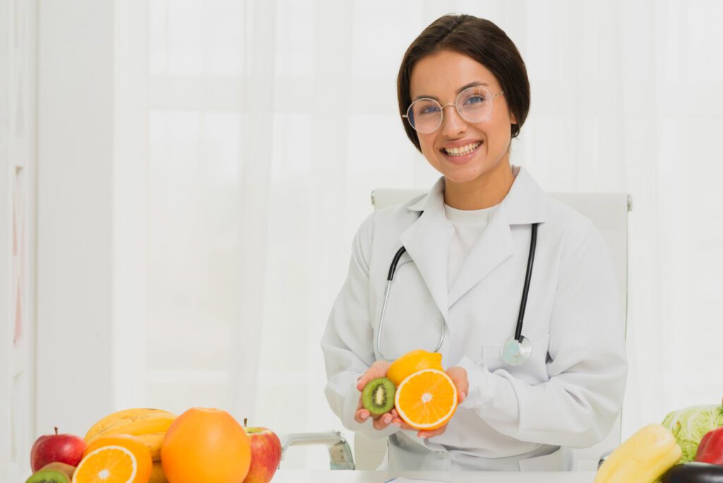 Médica tiro feliz médico com laranja e kiwi