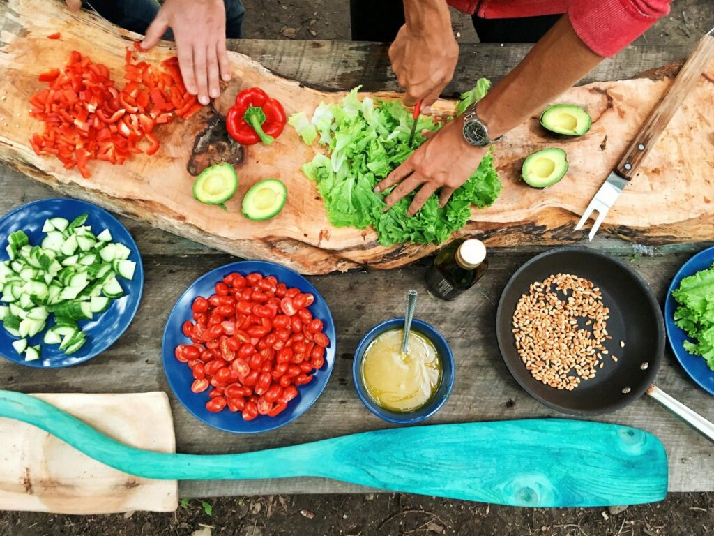 Pessoa Segurando Vegetais Fatiados