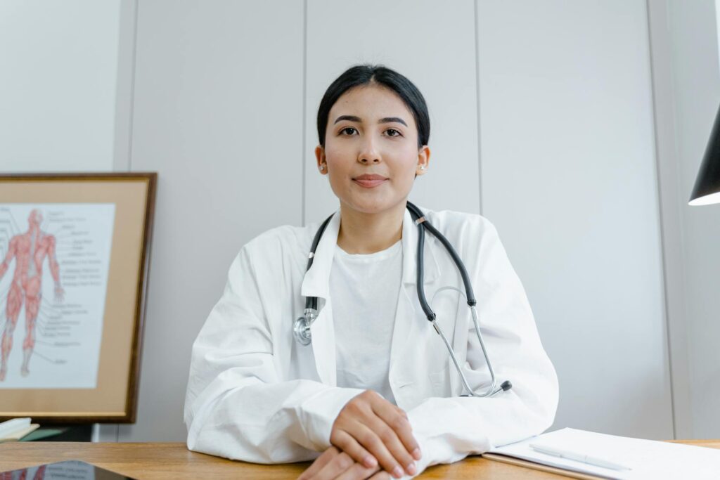 medica sentada no seu consultório 