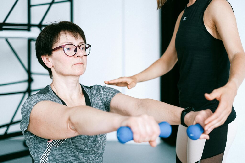personal com aluna nos exercícios 