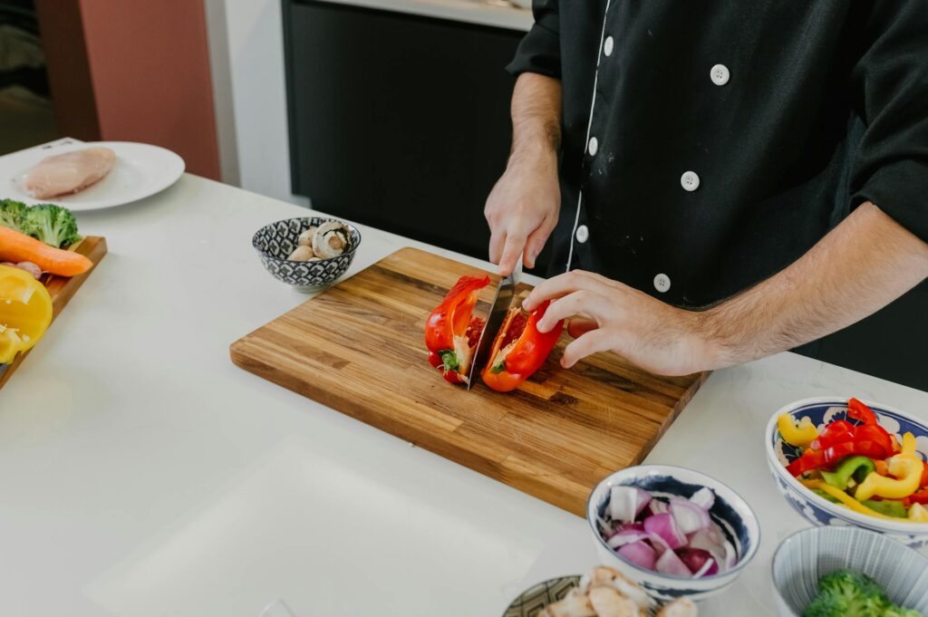 chefe Preparando Vegetais Frescos Na Cozinha