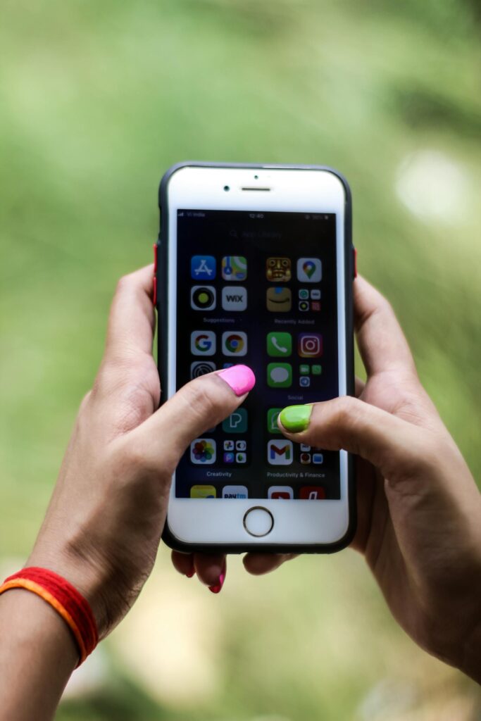 homem usando Smartphone Bem-Estar Digital