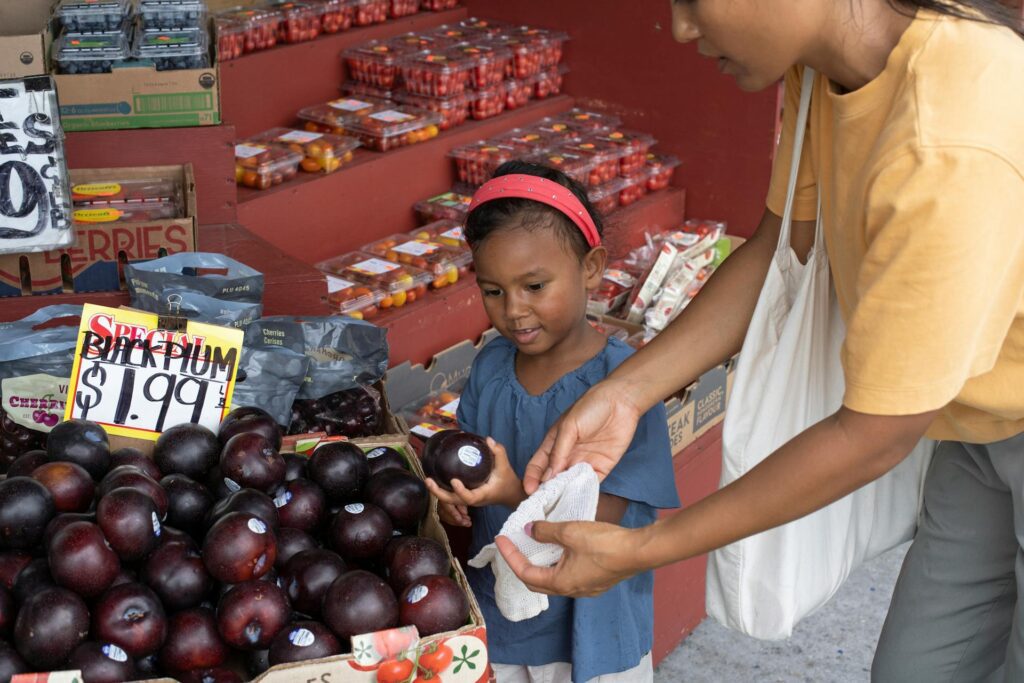 mãe e filha escolhendo frutas
