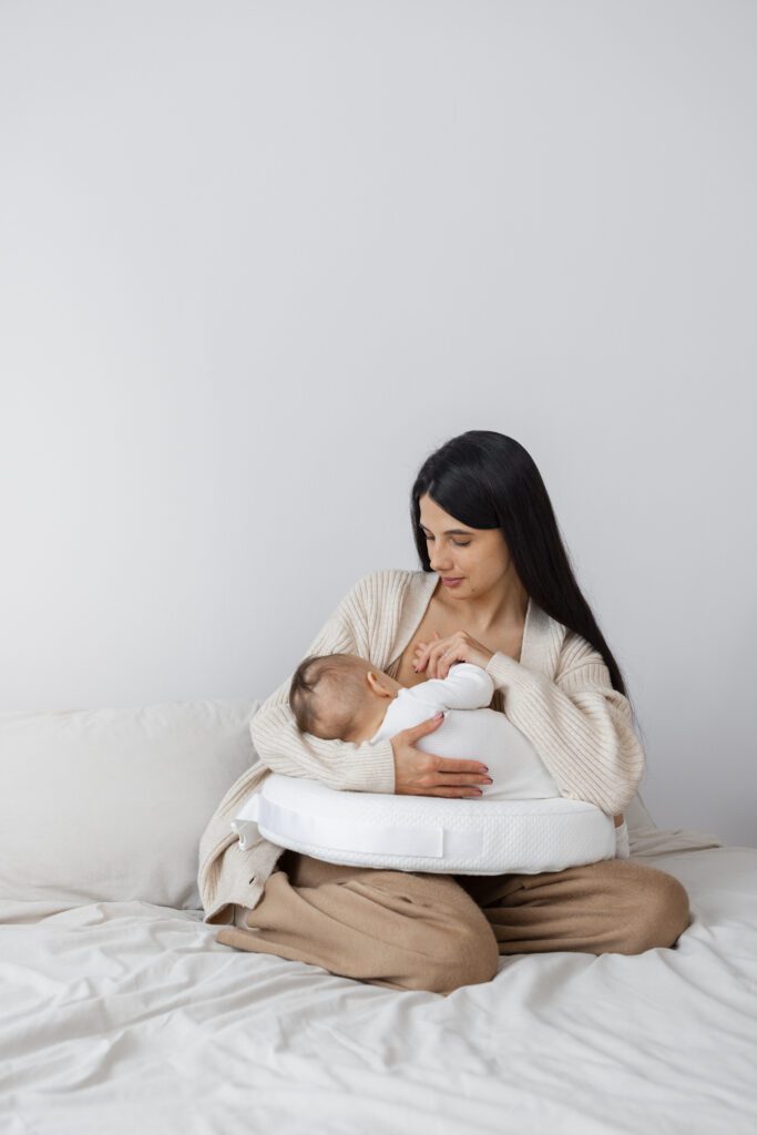 Mãe segurando bebê recém-nascido