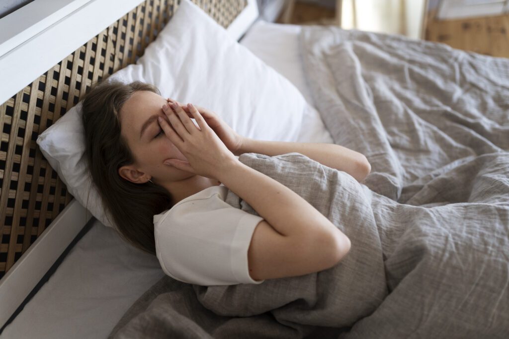 Mulher ansiosa de alto ângulo deitada na cama