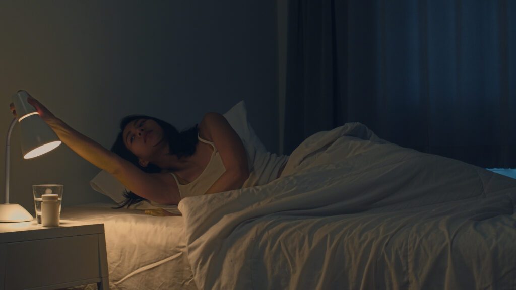 "Quarto escuro e aconchegante otimizado para uma boa noite de sono e combater os efeitos da privação"